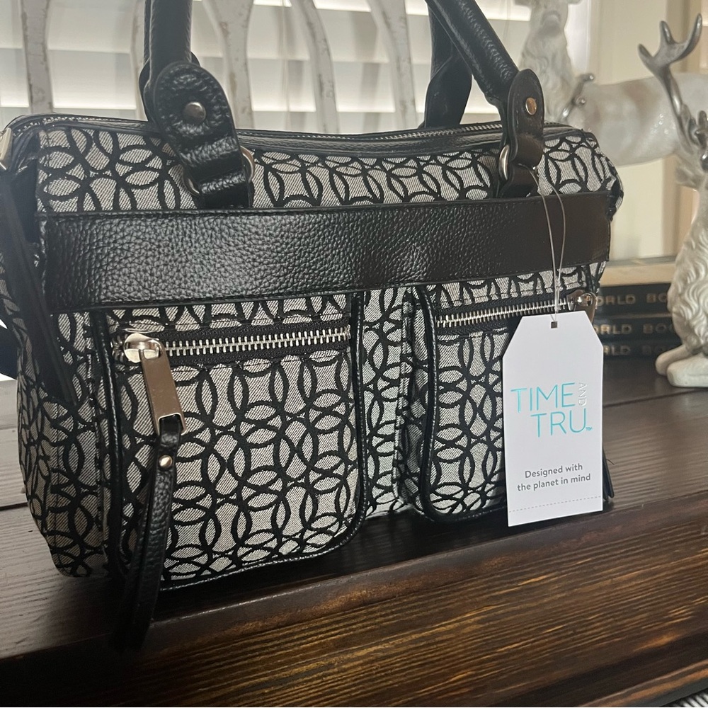 New purse handbag crossbody black and white Pockets front and inside Straps